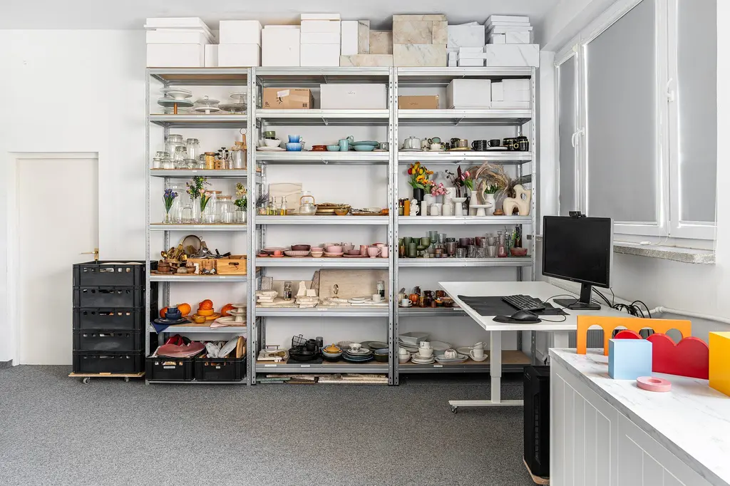 Studio produktowe — regały z rekwizytami, ceramiką i tłami